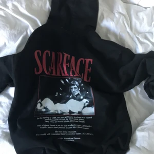 ’Scarface’ hoodie, från urban outfiters  - Köpt för några dagar sen å endast använd en gång. Den är ifrån urban outfiters å kostade 650kr. Förövrigt asbra passform å hur snygg som helst. Säljer för 600kr.