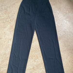 Mörkblåa Randiga kostymbyxor från NA-KD. Aldrig använda. Storlek 40