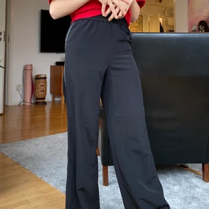 Svarta byxor! - Säljer dessa svarta byxor med vita detaljer!! Säljer dem eftersom att de inte passar mig längre. De är i superfint skick och är bara använda ett fåtal gånger!! Nypris: 300kr💓  Köparen står för frakten📦!!