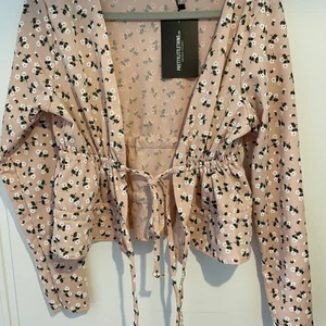 Aldrig använd fin blus  - Fin blus med snörning så du kan bestämma passform själv. Aldrig anväd med prislapp kvar. Storlek står ej men skulle vilja säga S/M 