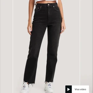 Svarta Nakd Jeans - Säljer dessa svarta jeans från Nakd i storlek 38. 