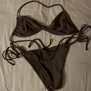 Bikini - Från shein, tycker den var lite liten i överdelen för mig. Annars jättefin. Märkt M men känns mer som S!! Bara att höra av sig om det är något du undrar över🤎🤎