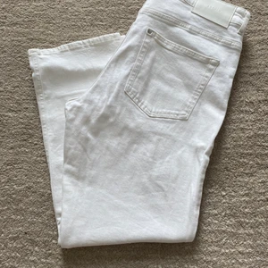 Vita croppade byxor  - Säljer dessa helt oanvända ankellånga byxorna. Byxorna är i storlek 42, skulle dock säga att de är små i storlek så mer som en 40. 