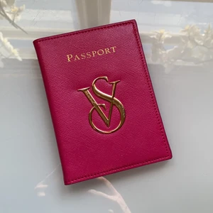 Victoria Secret passhållare - En snygg passhållare från Victoria Secret, som är i toppskick. Jag säljer den för 100kr + frakt