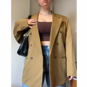 Senapsgul dubbelknäppt kavaj - Oj vilken pangkavaj!!! Fyndat Tiger of Sweden (!!) på second hand😳❤️💋 Den är så snygg, och så oversize. Perfekt på M-XL (även S om man vill ha OVERsize). Det är herrmodell, så den är härlig och boxy😍 