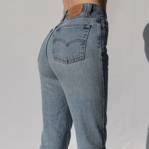 Vintage Levis 541 - Vintage Levis 541 i superbra skick! Står storlek W30 L32 men då de är vintage är de lite mindre i storleken så snarare W27-29 skulle jag säga, passar någon som har S/M. Köpare står för frakt.