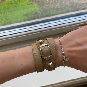 Balenciaga armband  - Säljer mitt superfina balenciaga armband! Det är i bra skick då jag inte använt det så särskildt ofta. Storleken passar nog dem flesta och kvitto kan letas fram om det önskas! Köparen står för frakt🥰✨