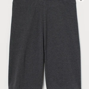 Gråa cykelbyxor - Trendiga mörkgråa cykelbyxor från HM, supersköna nu till sommaren. Passar tyvärr inte mig längre, därav inga egna bilder! Köparen står för frakt💖