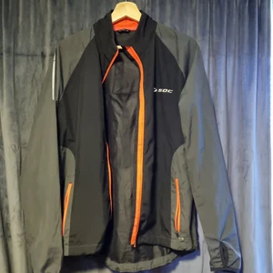 Träningsjacka - Jacka från soc. Knappt använd. Frakten är på ett ungefär. Bild 3 är bäst gällande de röd/rosa detaljerna. Köparen står för frakten. Buda i kommentarerna 