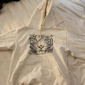 Off zoo hoodie XS - Vit hoodie från Off Zoo strl XS, köparen står för ev frakt 💖