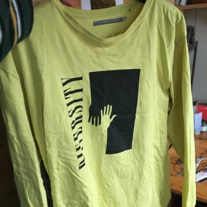 Bagge tröja från Carlings  - Cool baggy gul tröja från Carlings, med ett fränt tryck på, köpte för 200kr o har bytt stil så kommer inte till använda nu, använd ca 10 gånger men är helt som nu