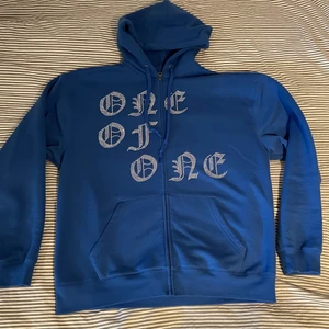 Oneofone hoodie  - Använd några fåtal gånger och har Inga fläckar eller liknade. Storlek L. Köparen står för frakten.