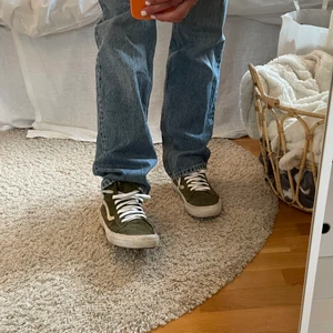 Vans - Säljer min brors jättesnygga höga gröna Vans i mocka. Använda men fint skick! Skriv för fler bilder 😊