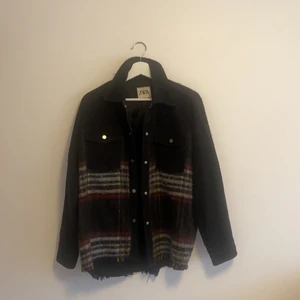 Mönstrad jeansjacka  - En mycket snygg jeansjacka inför våren/sommaren. Priset kan diskuteras vid intresse💕