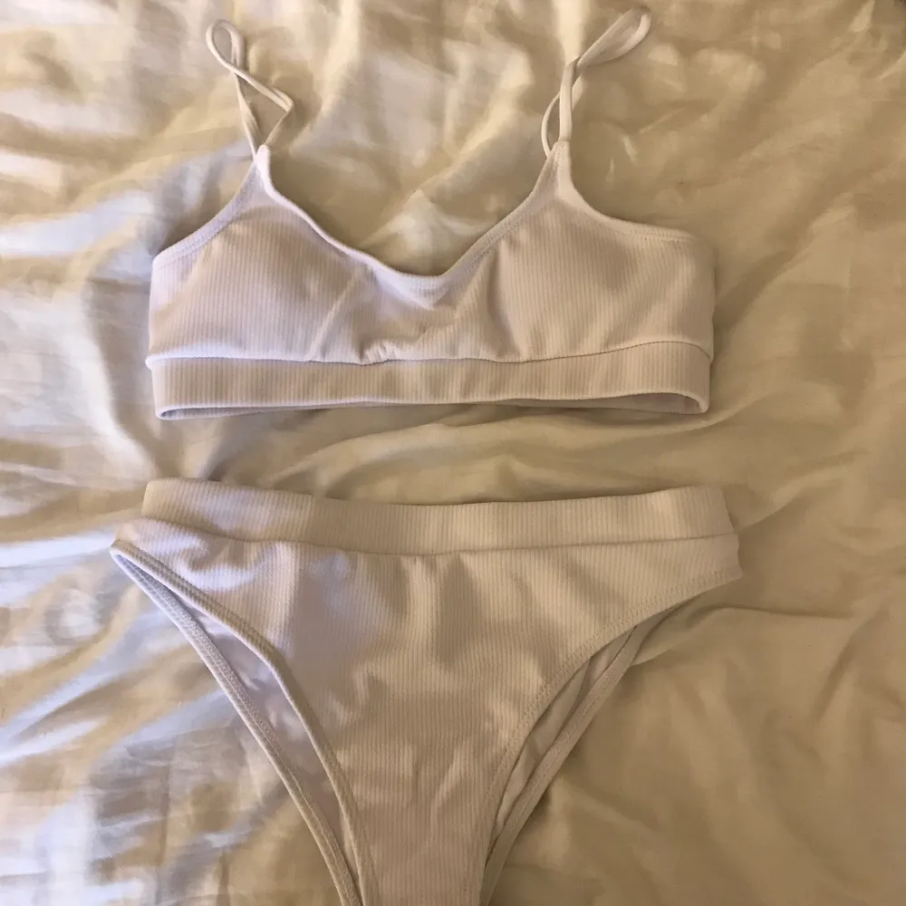 Bikini från SHEIN. Aldrig använd. Säljs då den inte passar. Storleken är M men skulle säga att den snarare är en S. Köpare står för frakt.💞. Accessoarer.