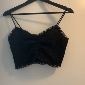 Spetstopp med dragkedja stl s - En fin spetstopp med dragkedja på sidan sambo scrunch mellan brösten. Använd ett fåtal gånger. Köpt på new yorker för 99 kr. Stl s men passar även m 