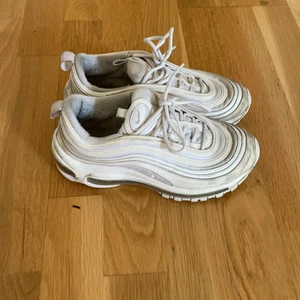 Nike Skor  - Nike air Max 97. Storlek 38 men är som ett par 36or i storlek. Köpta för 1,5 år sen för 1800 kr.