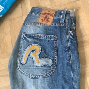 Coola replay jeans 👊💋 - Jättefina replay jeans jag köpte här på Plick. Dom var dock lite förstora så första bilden är lånad! Men man kan även ha dom hängandes typ baggy om man gillar det! Storleken är 40 kids står det men jag hittar ingen ”vanlig” storlek som står på den. För mer frågor skriv privat! 🎀OM INLÄGGET FINNS KVAR FINNS PLAGGET KVAR🎀