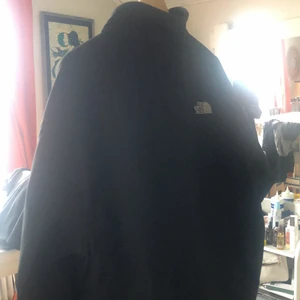 North face jacka - Vind/Vadderad jacka North face. Flis material inuti (inte sånt tjockt material, sånt som e litt skönare vet ej va d heter haha) Säljer pga använder ej längre. Storlek XL (jag är vanligtvis en S/M. Men älskar när den är lite oversized. 