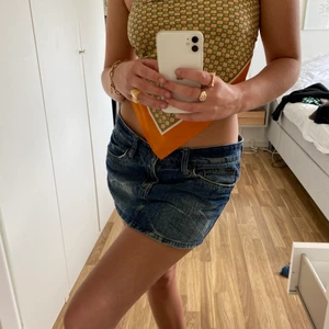 Kjol - Super söt kjol till hotgirlsummer!!!! Vintage, endast använd 1 gång. 