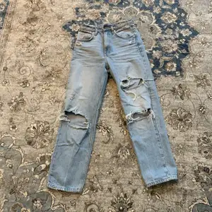 Slitna jeans från zara, säljer då dom har blivit för korta för mig som är 168cm. Annars är dom i bra skick 