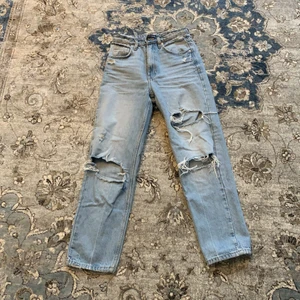 Slitna jeans  - Slitna jeans från zara, säljer då dom har blivit för korta för mig som är 168cm. Annars är dom i bra skick 