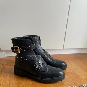 Coola boots!!  - Säljer mina coola boots! Knappt använda och i väldigt bra skick! 💕💕