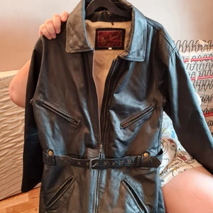 Skinnjacka, skin paj från Roco Baroco  - Äkta Svart skinnjacka i storlek 42 (M/L) från Roco Baroko. Den är i bra skick. Knappt blivit använd, hängt i garderoben i några år. 