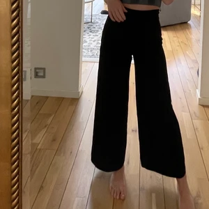 Svart byxa från zara - Svarta luftiga byxor från zara. Använd ett fåtal gånger 