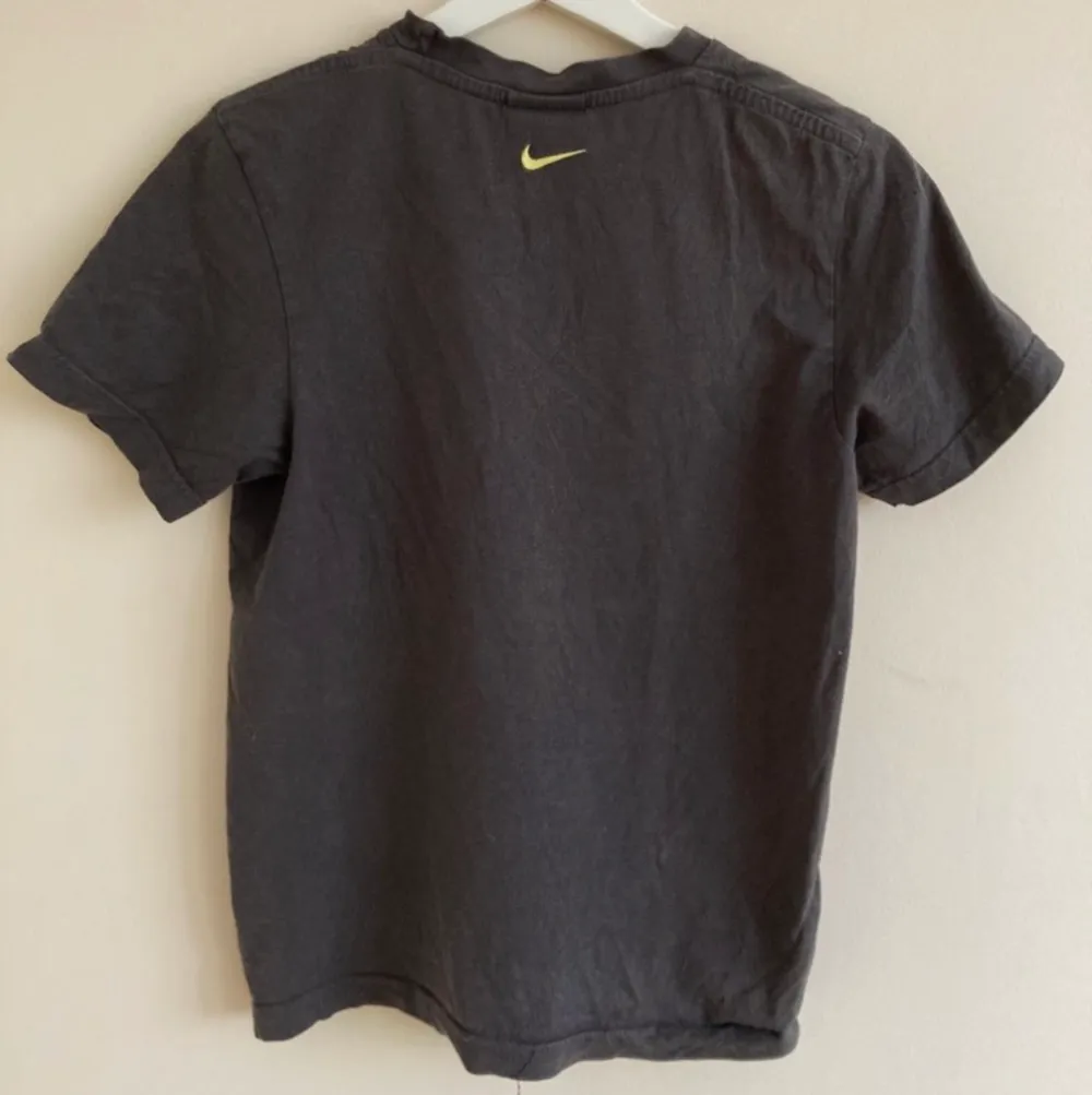 Mörkgrå t-shirt från Nike. Det står storlek M men antar att det är barnstorlek för den passar som xs-m beroende på hur man vill att den ska sitta :). T-shirts.