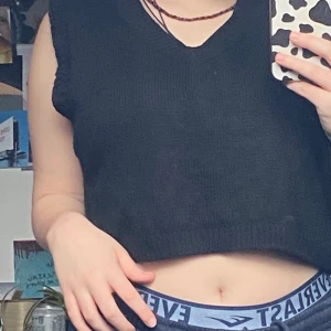 vest  - svart otroligt mjuk vest från shein, nypris 109kr 