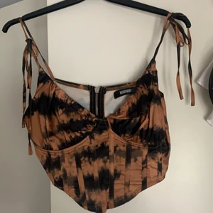 Korsett topp - !! Världens finaste korsett topp från missguided storlek 36, passar mig med xs-s i kläder. Endast anvönd 1 gång’