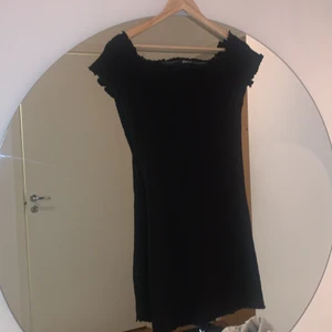 Stretchy svart Gina tricot klänning - En kort svart klänning köpt för några år sen och använd 2 gånger. Det passar inte mig bra men skulle sitta så mycket finare på någon annan. Väldigt stretchy storlek M men passar även L. Off shoulder och bra kvalite.