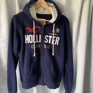 Marinblå hoodie från Hollister i fint skick! Passar storlek XS-M. Pris 200kr