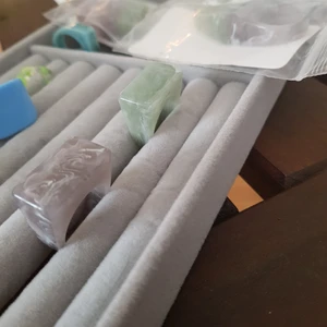 Ringar - Säljer dessa två oanvända ringar eftersom att de var lite för stora på mig och dessutom råka jag köpa 3 par.annars jättefina :) 