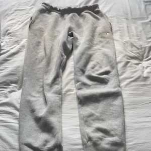 Champion mjukisbyxor  - Jätte bekväma mjukisbyxor som inte passar längre. Accepterar bud 💘