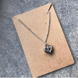 Halsband  - Hjärt halsband med ros på i silver.          Finns i silver  Pris: 30kr FRI FRAKT   Lagerstatus: 1/1  Kedja: silver (GULD funkar lika bra
