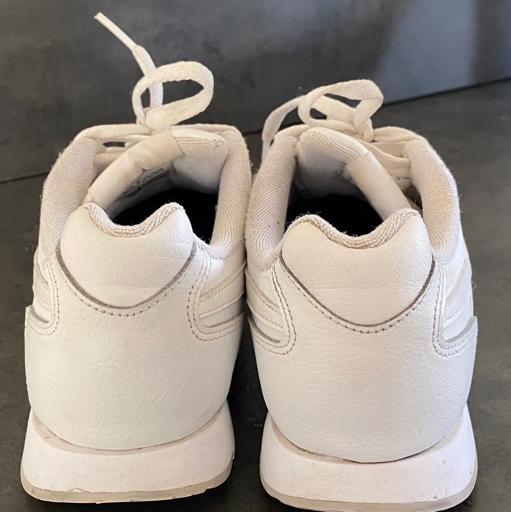 Reebok sneakers i mycket god skick, använda en gång! Kan hämtas upp i Växjö och Älmhult annars står köparen för frakt!🥰 ordinariepris: 899kr. Skor.