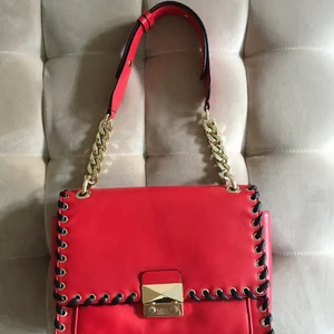 Limited edition Karl LAGERFELD  - Röd Limited edition väska med svart flätning från Karl Lagerfeld. Mycket gott skick, väl omhändertag. 100% lammskinn. Har både en lång och kort strap som man enkelt kan ta av och byta. Nypris 5000 SEK