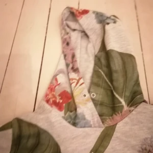 Adidas tröja plus tigths  - Adidas hoodie plus tigths i fint skick tröjan är mer använd än byxorna snöret saknas dock i tröjan stl S 