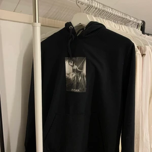 Hoodie med tryck - En svart fin hoodie som jag köpte på Carlings. Den är i från märket stay. Storlek S men ganska lite i storleken tror jag så skulle mer säga XS.