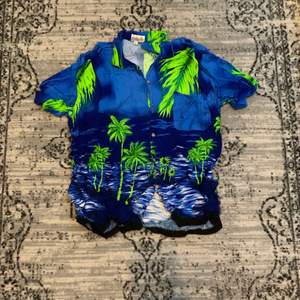 Blå och grön Hawaiiskjorta köpt på second hand för ett drygt år sedan, knappt till aldrig använd. 🌴🌊