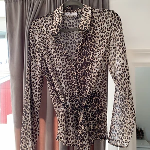 Puma blus 🐆🐆 - Blus ifrån NAKD i leopard mönster. Knappt använd. Blusen har ett band i midjan så man får en snygg markerad midja 🐆💓
