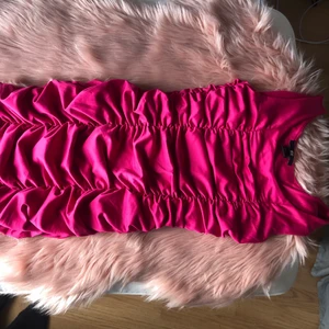 Klänning  - Rosa klänning från hm, aldrig använd av mig. Köparen står för frakt. Katt finns i hemmet 