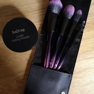 Puder & penslar  - Pudret är oanvänt,2 penslar är testade 1 gång men använder inte penslar därav att jag säljer dom.