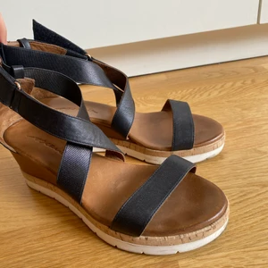 Sandaler strl 37 - Sköna och somriga sandaler med en låg klack. Går att matcha med mycket! Storlek 37 