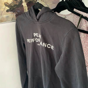 Peak Performance Hoodie - Säljer en Peak Performance hoodie, för att den har blivit för liten för mej. 