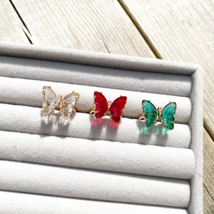 Fjärils ringar  - Så så fina ringar med fjärilar i olika färger! Storlekarna är justerbara, priset är 79kr/styck! 🤍