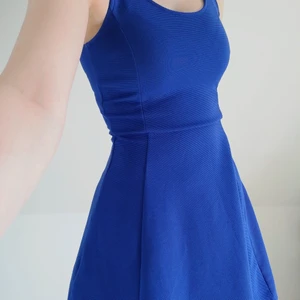 Sommarklänning  - Jag säljer denna superfina och sköna klänningen på grund av en för liten storlek. Den är använd endast en kväll och är därför så gott som ny! Den är i storlek 34/XS. Köparen står för frakten! 📦 (Priset av plagget visas exkl. frakten) 