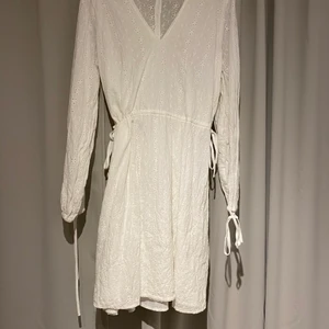 Kläder  - Klänning stl 40 150kr. Blå blus stl S 100kr. Stickad tröja stl M 100kr